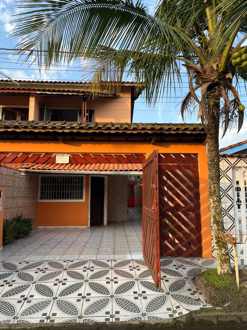 SOBRADO NO BAIRRO SANTA TEREZINHA - LADO MORRO À 50 M DA RODOVIA - ITANHAÉM/SP