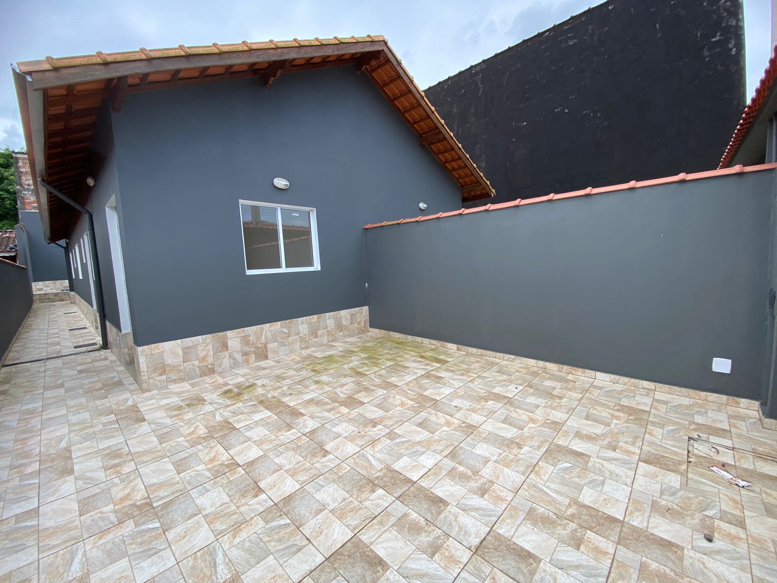 CASA NO JARDIM SUARÃO - LADO MORRO À 900 METROS DA PRAIA - ITANHAÉM/SP