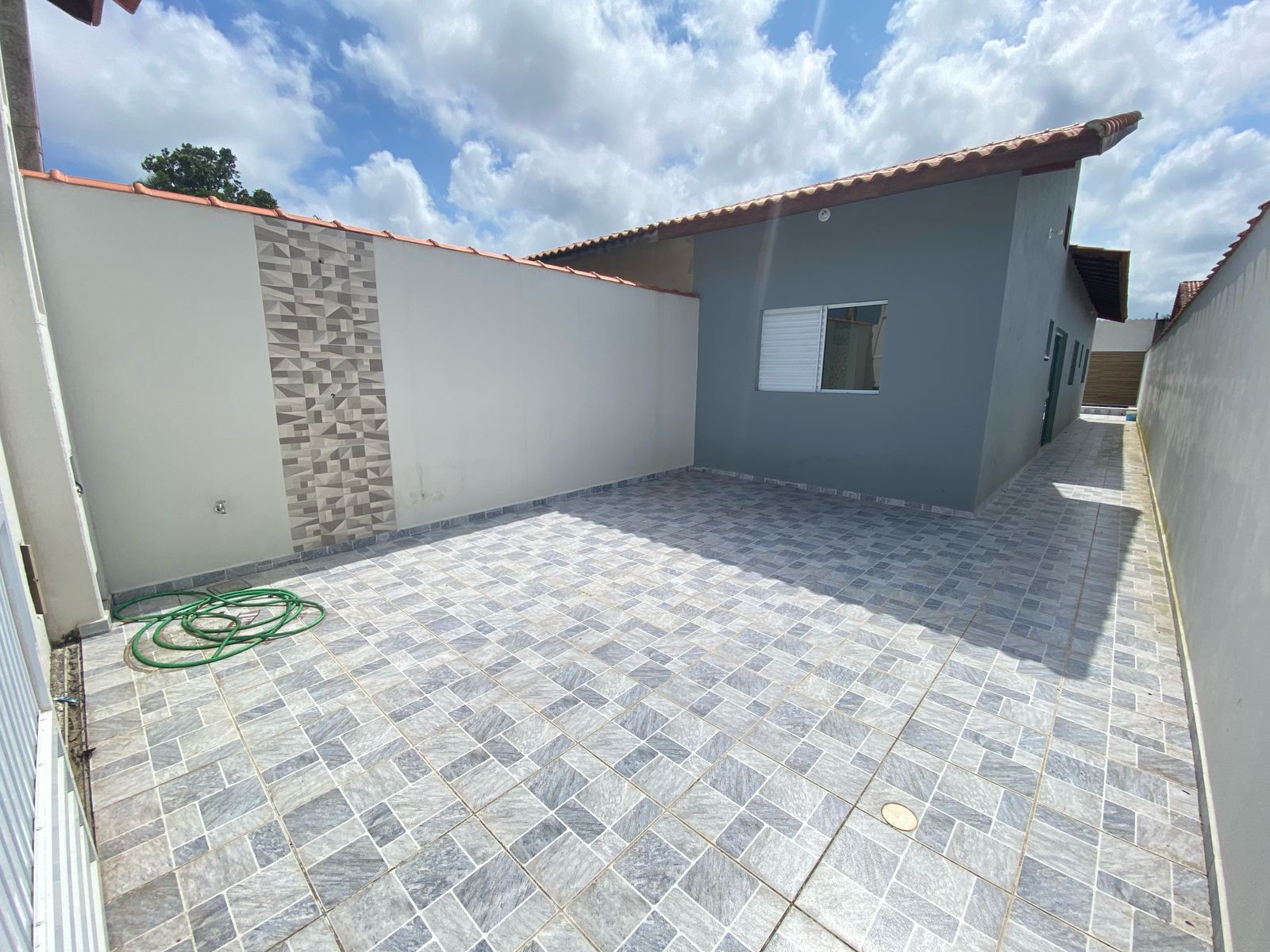 CASA NO JARDIM LUIZAMAR MIRIM - LADO MORRO À 70 METROS DA RODOVIA - ITANHAÉM/SP 