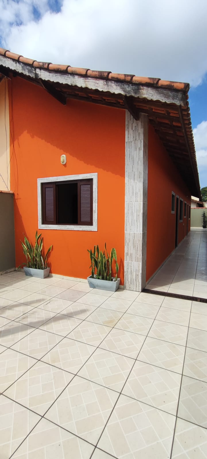 CASA NO BAIRRO NOVA ITANHAÉM -  LADO MORRO À 700 METROS DA RODOVIA - ITANHAÉM/SP