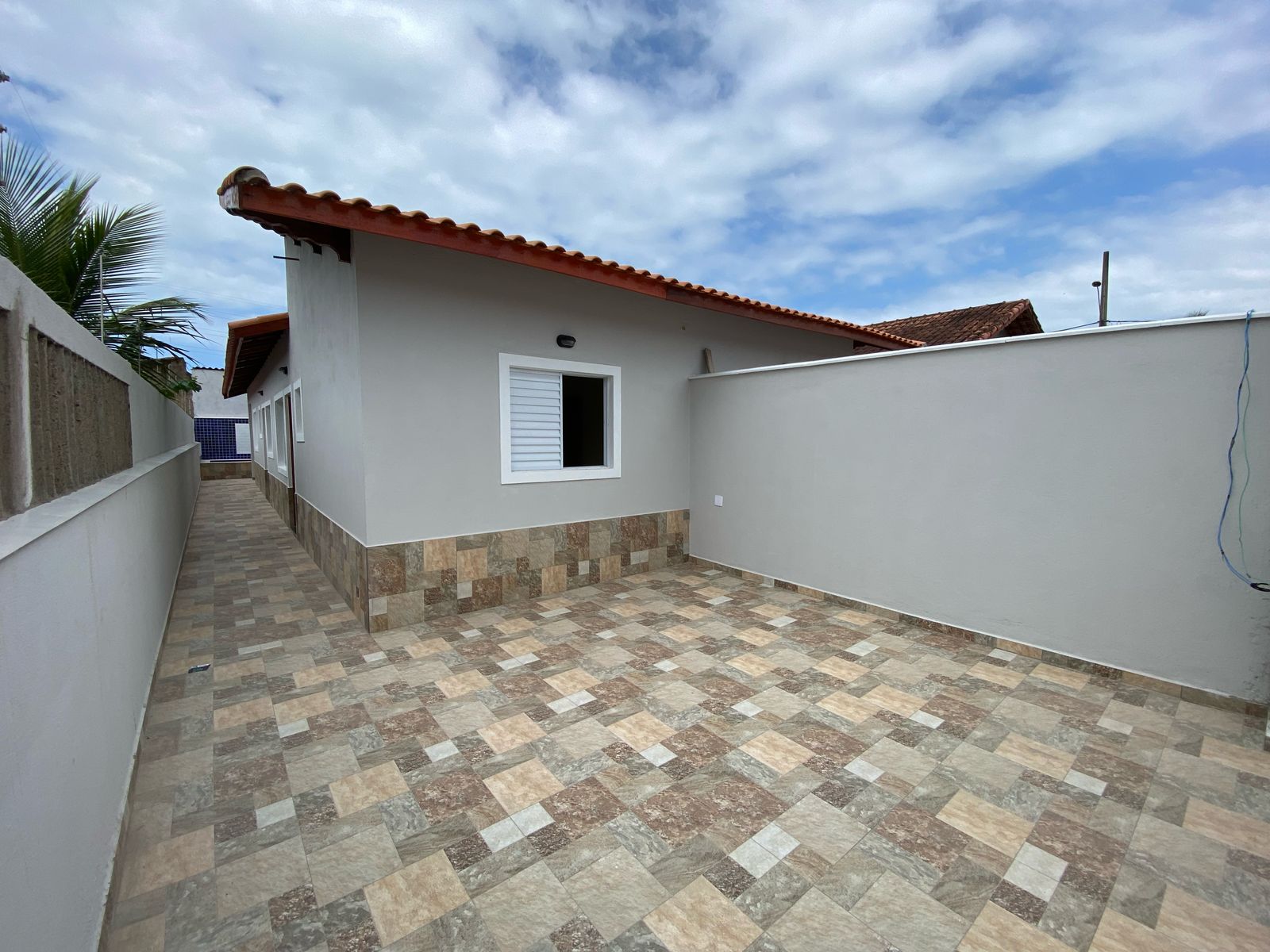 CASAS NOVAS NO JARDIM SUARÃO - ITANHAÉM / SP - LADO MORRO - 100 METROS DA PISTA - foto 3