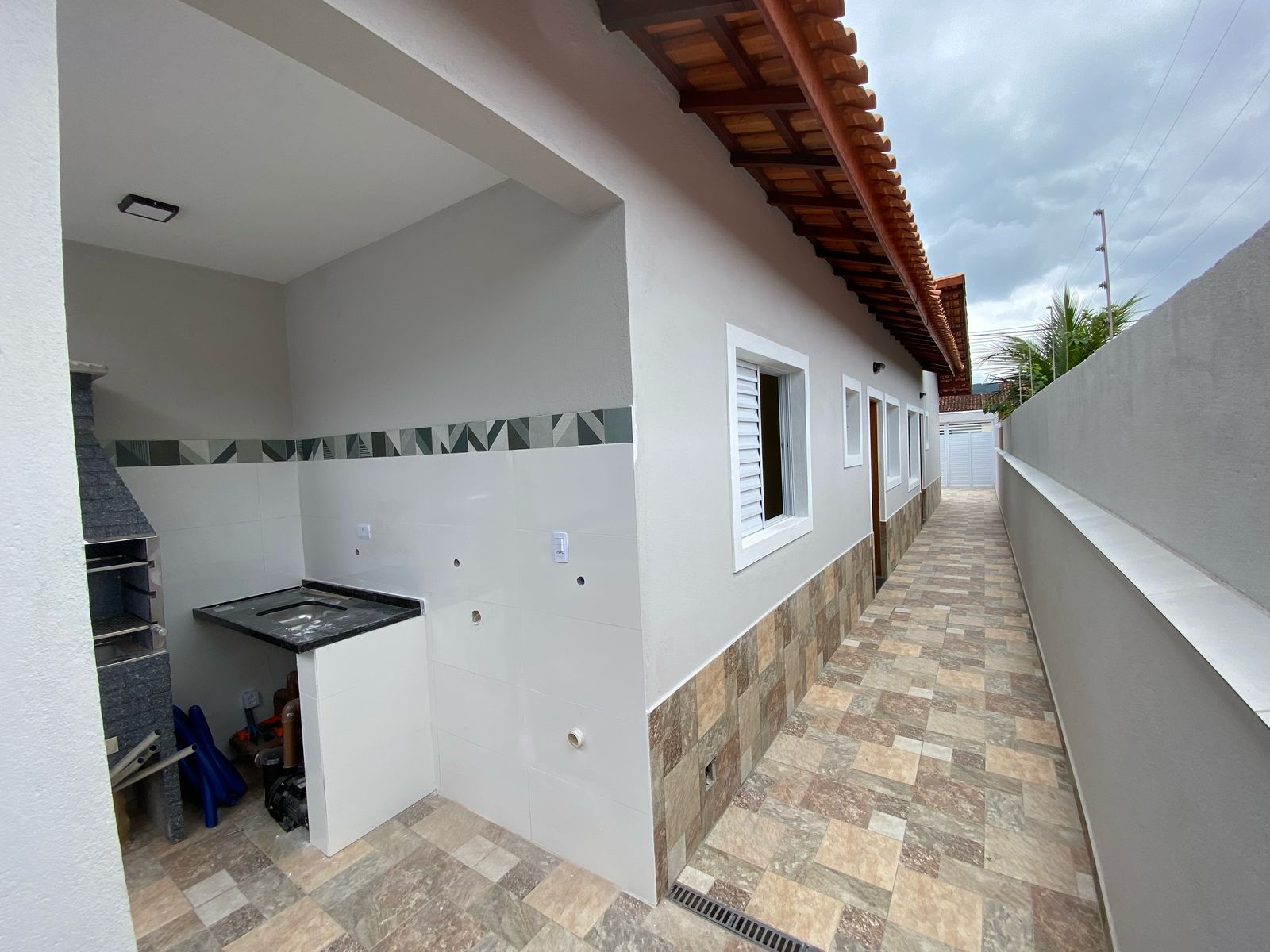 CASAS NOVAS NO JARDIM SUARÃO - ITANHAÉM / SP - LADO MORRO - 100 METROS DA PISTA - foto 18
