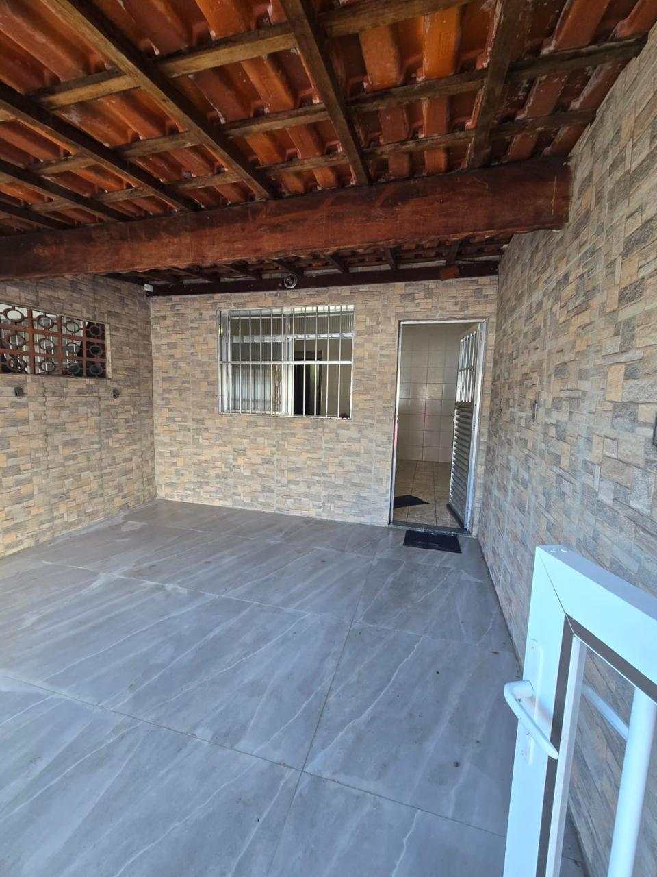 CASA NO BAIRRO FLÓRIDA MIRIM - PRAIA GRANDE/SP - LADO MORRO A 500 METROS DA PISTA.