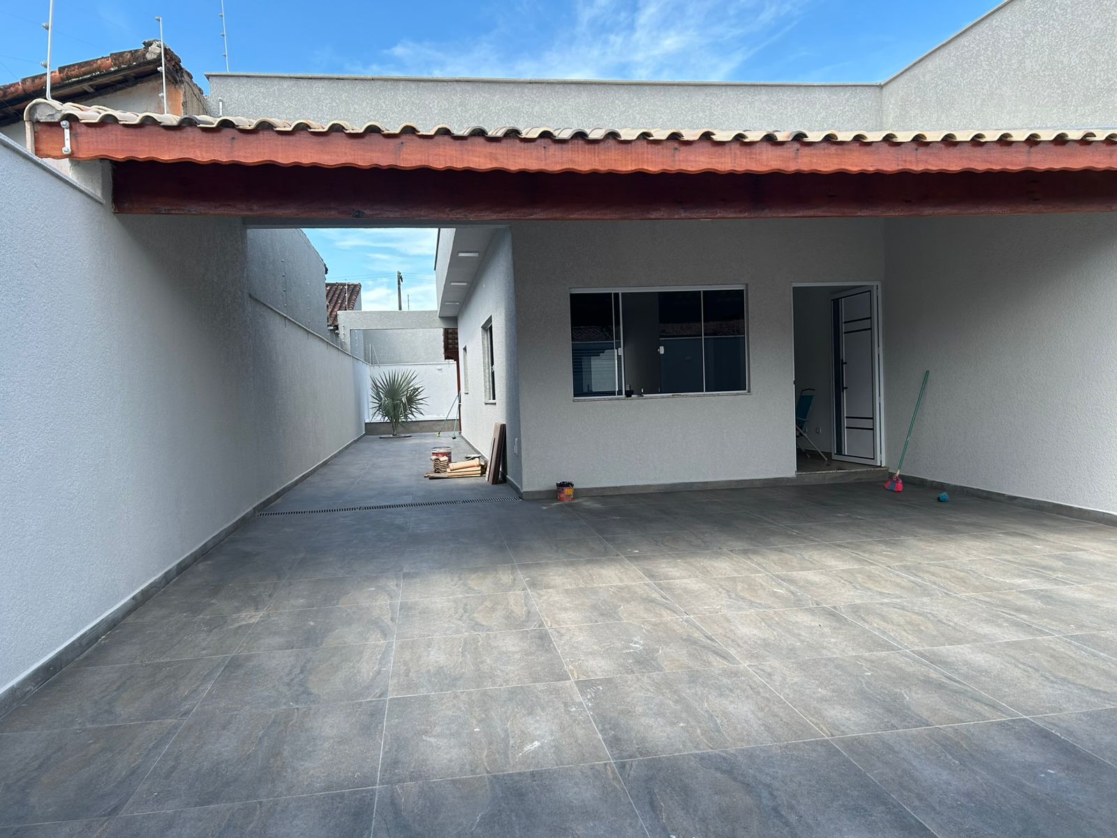 CASA NO JD. COMENDADOR - ITANHAÉM/SP.  LADO PRAIA À 200 METROS DA PRAIA.