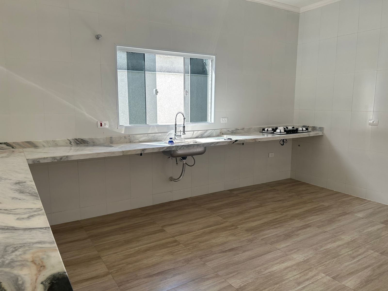 CASA NO JD. COMENDADOR - ITANHAÉM/SP.  LADO PRAIA À 200 METROS DA PRAIA. - foto 9