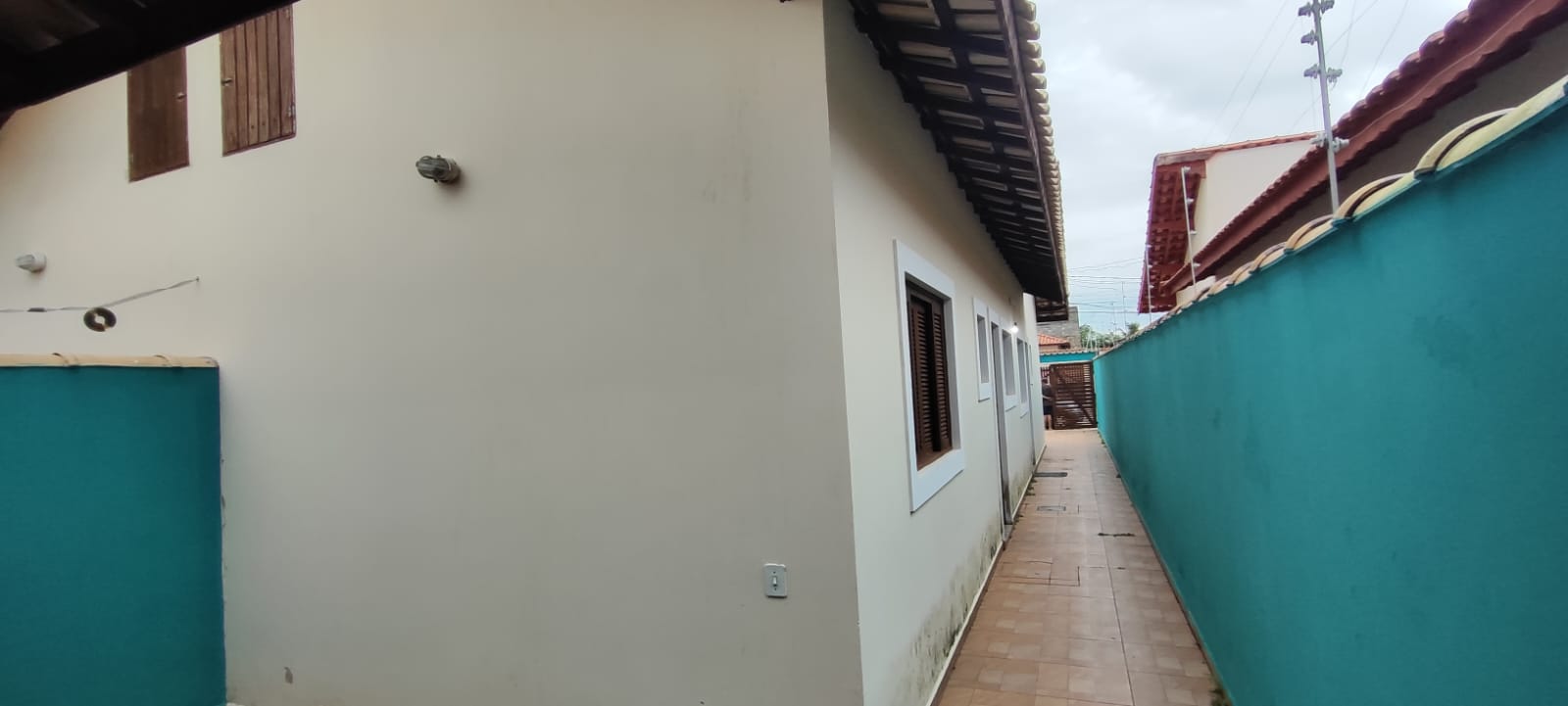 CASA NO JARDIM MAGALHÃES  - ITANHAÉM / SP - LADO MORRO - 800 METROS DA RODOVIA