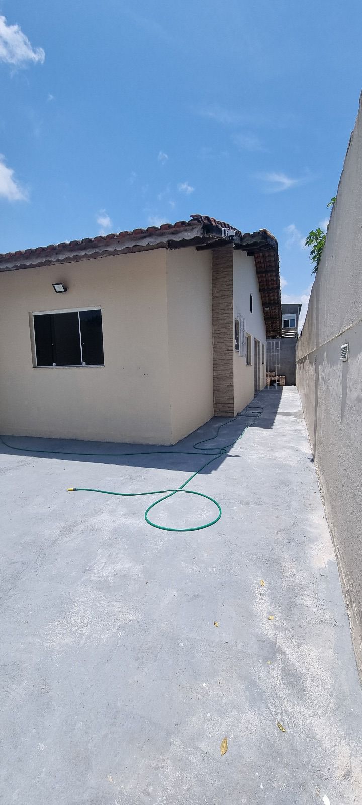CASA NO BAIRRO SAM - MONGAGUÁ / SP - LADO MORRO À  700 METROS DA PISTA
