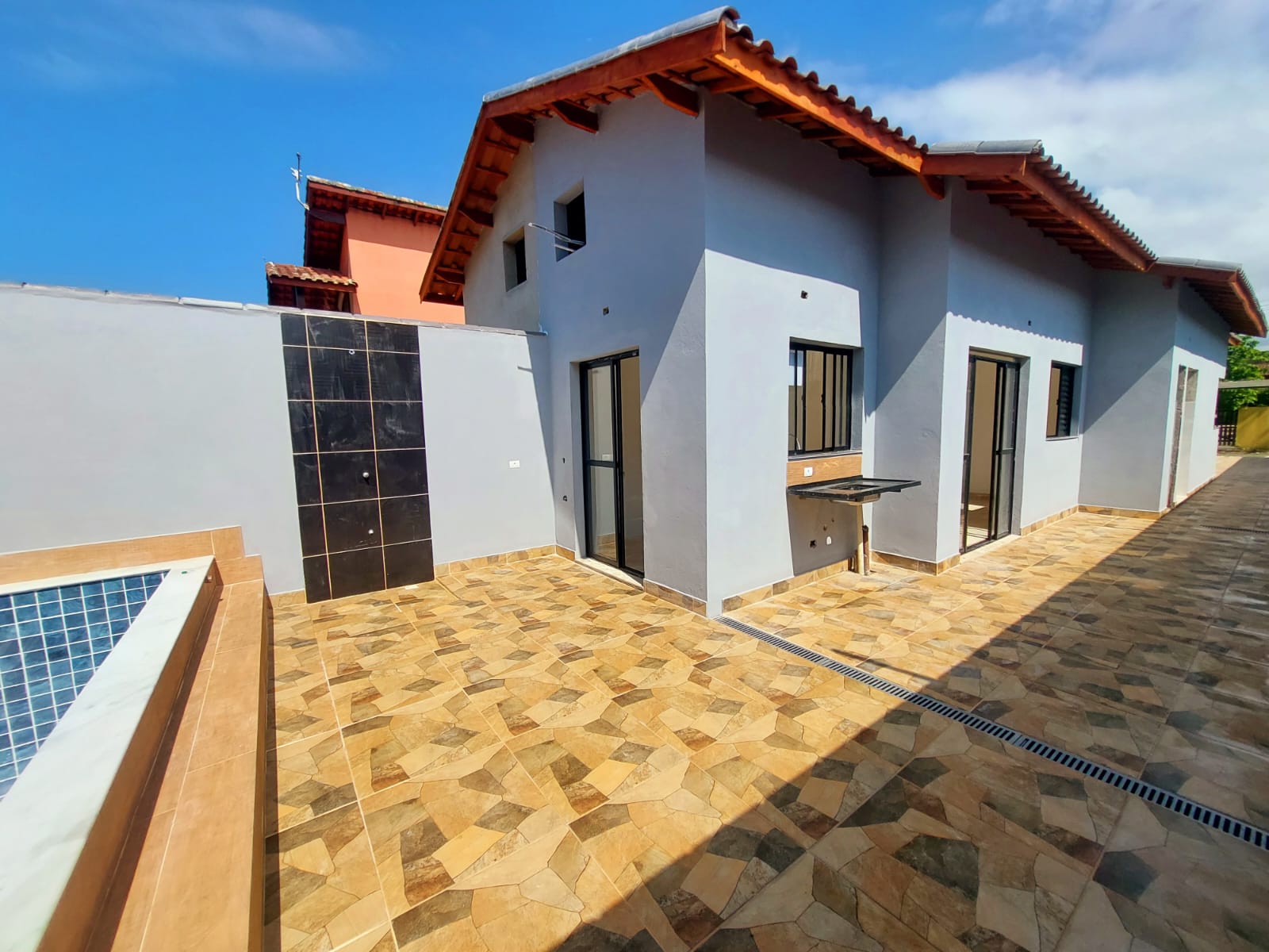 CASA NO JD. GUACYRA - ITANHAÉM / SÃO PAULO  - LADO PRAIA - 1.100 METROS DO MAR