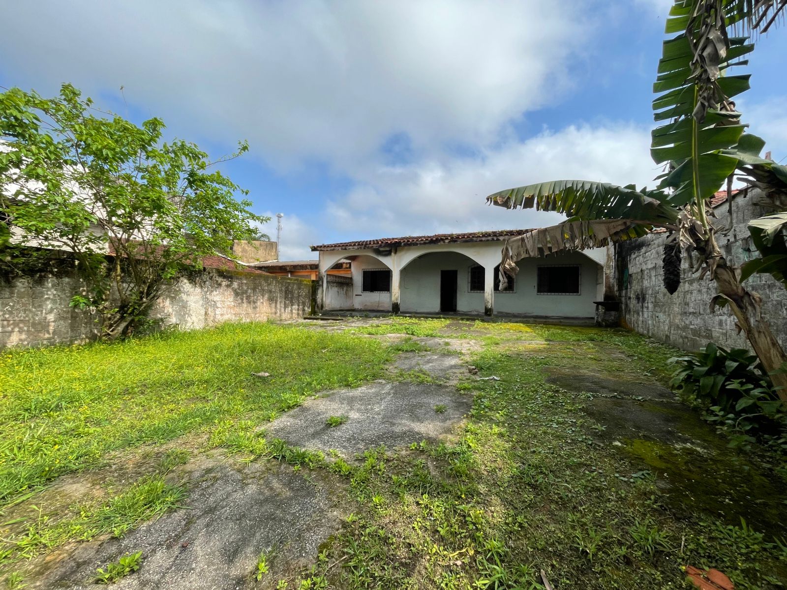 CASA NO JD. AMÉRICA - ITANHAÉM - LADO MORRO - 900 METROS DA PISTA - foto 2
