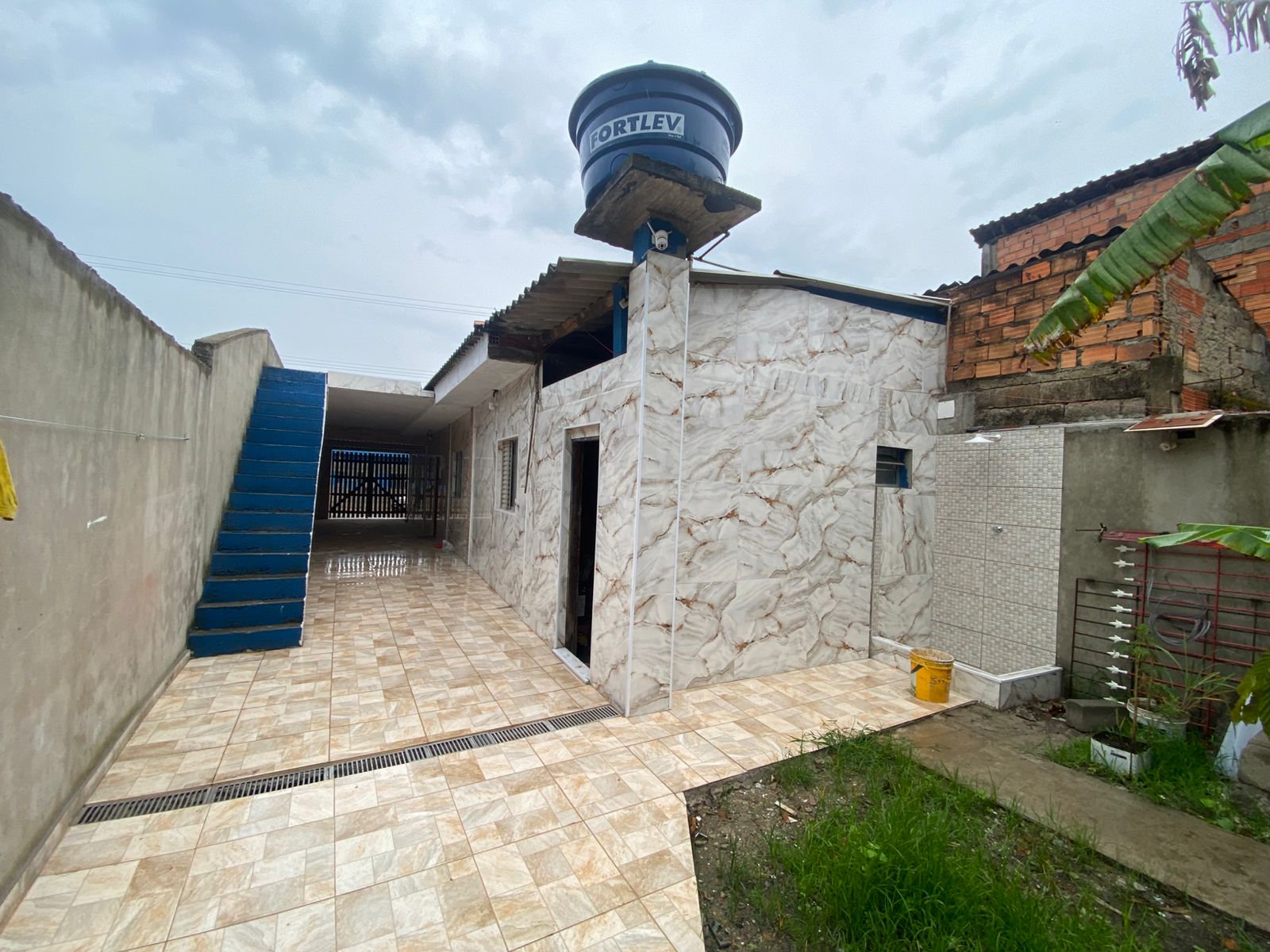CASA COM KITNET NO JD. DAS PALMEIRAS - ITANHAÉM - LADO PRAIA -  950 METROS DO MAR