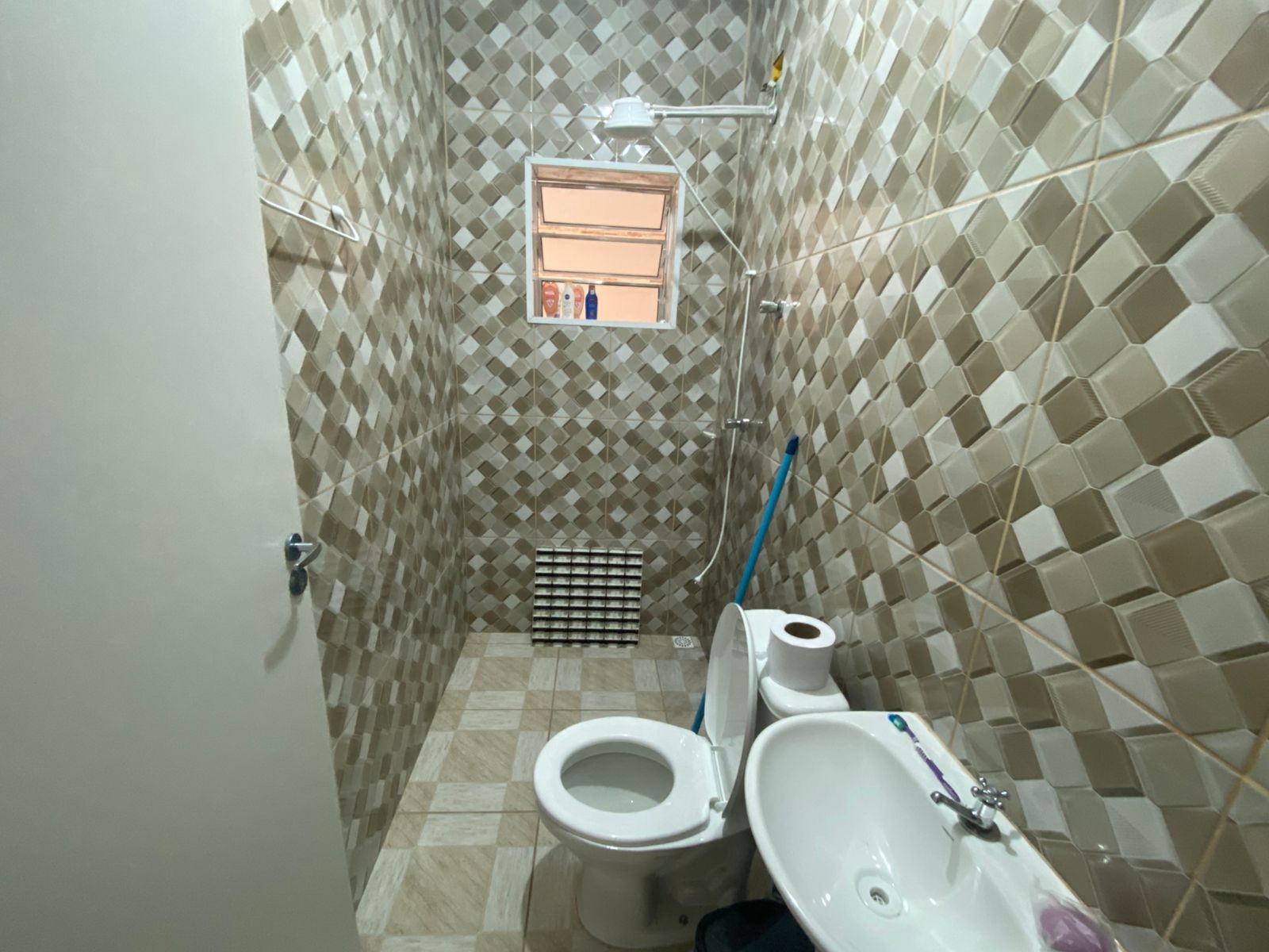 CASA COM KITNET NO JD. DAS PALMEIRAS - ITANHAÉM - LADO PRAIA -  950 METROS DO MAR - foto 11