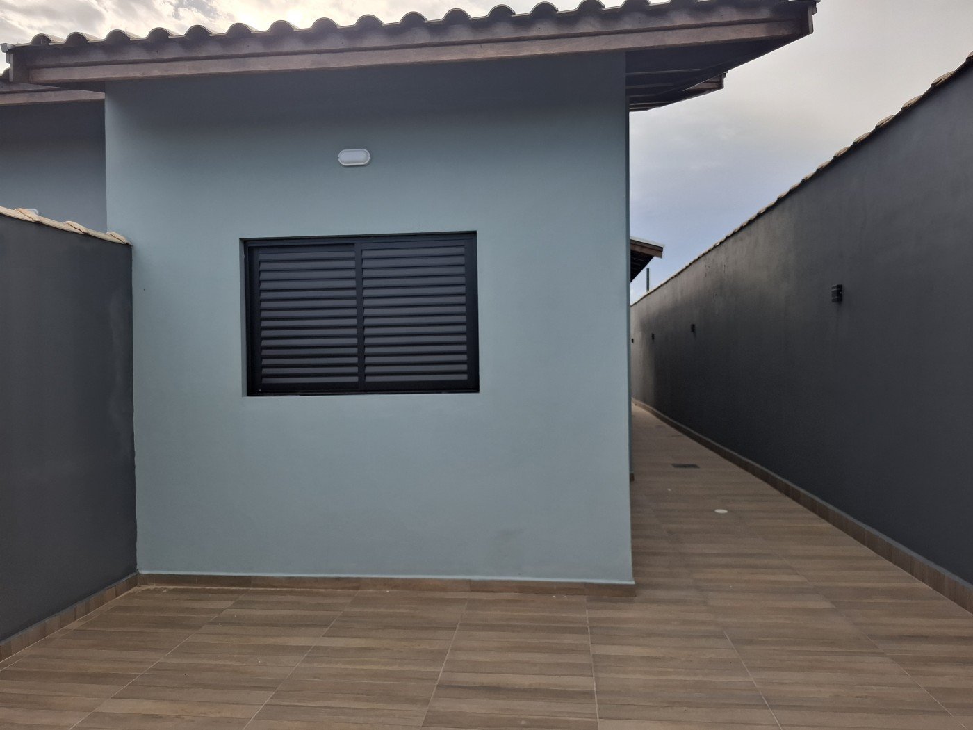 CASA NO JD. BEATRIZ - ITANHAÉM - LADO PRAIA - 900 METROS DO MAR