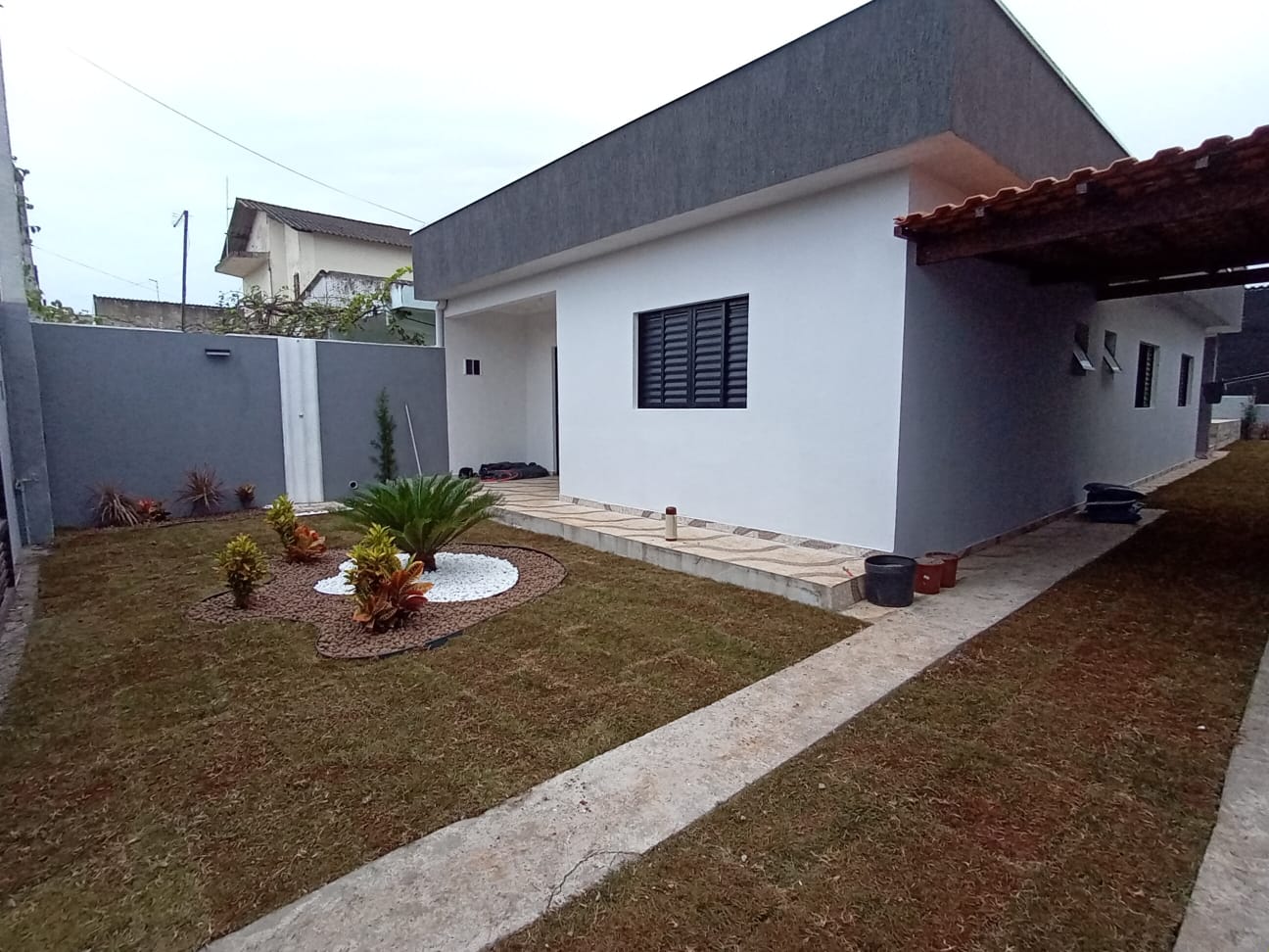 CASA NO BALNEÁRIO NOVARO - ITANHAÉM - LADO PRAIA - 800 METROS DO MAR