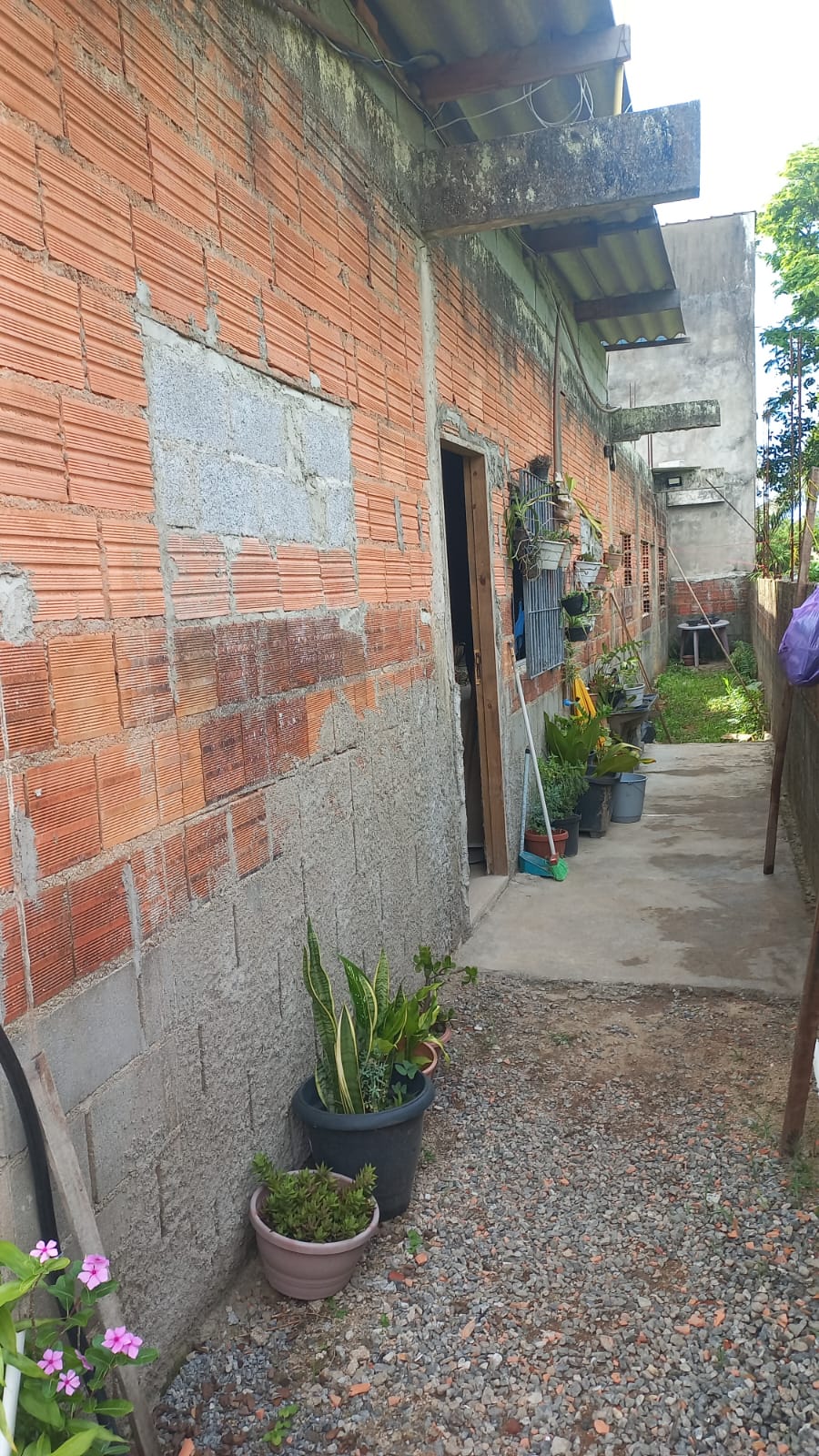 CASA SEMI ACABADA NO JD. DAS PALMEIRAS - ITANHAÉM - LADO MORRO - 400 METROS DA PISTA - foto 2
