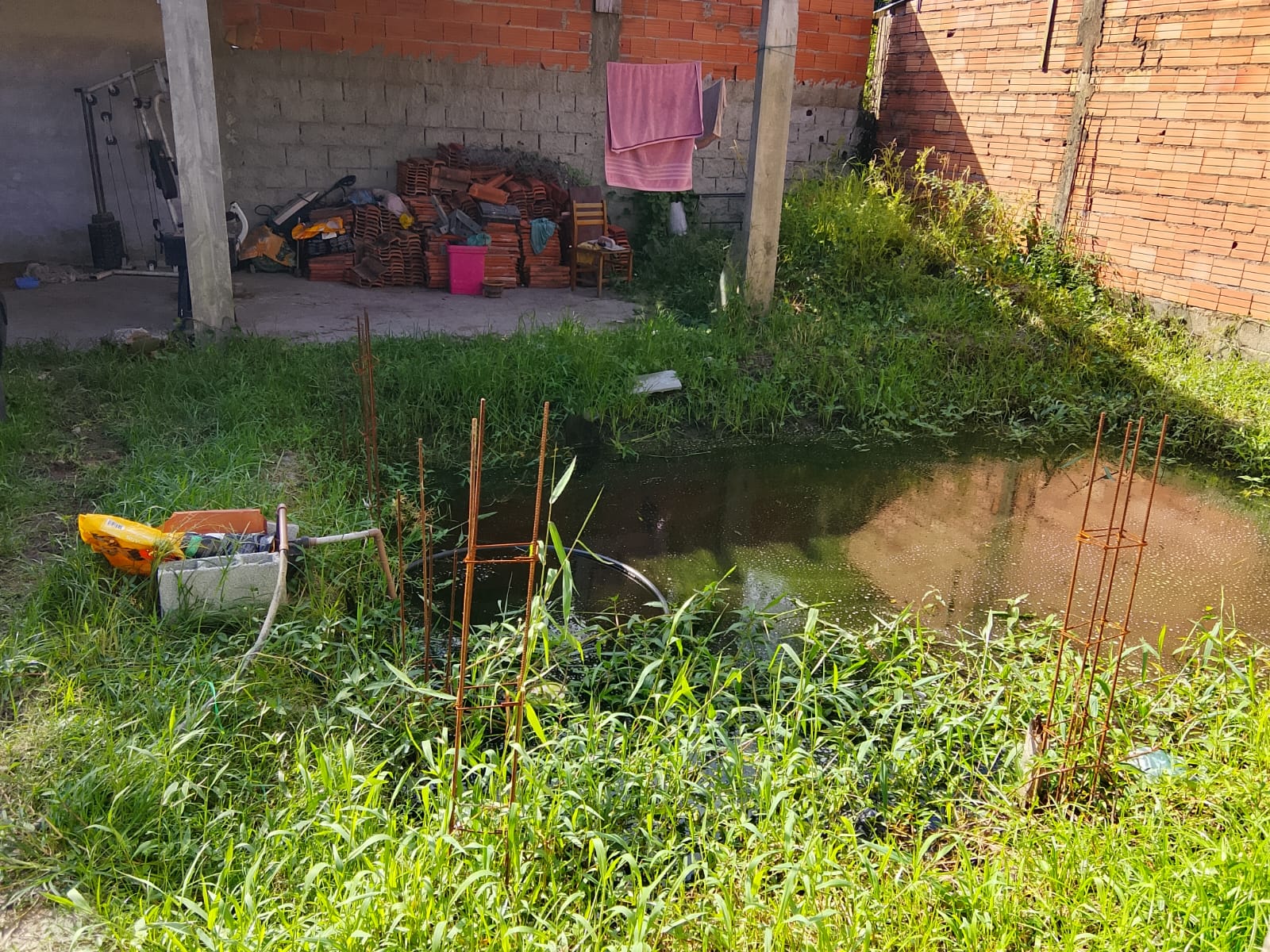CASA EM FASE DE ACABAMENTO NO LUIZAMAR MIRIM - ITANAHÉM - LADO MORRO - 700 METROS DA PISTA - foto 11