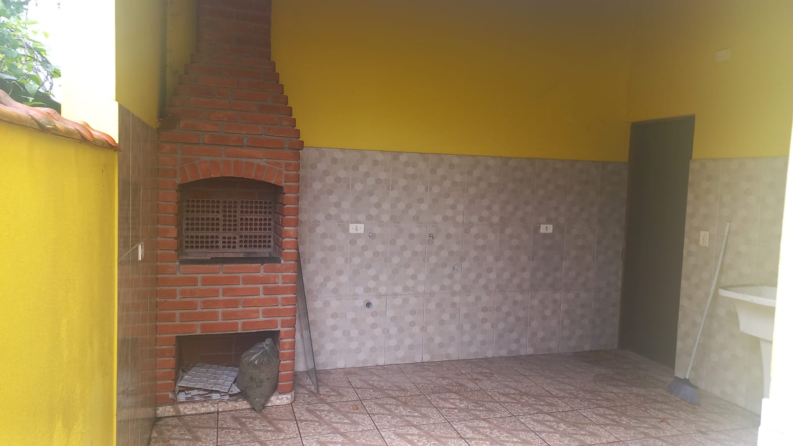 CASA NA ESTÂNCIA SÃO PEDRO - ITANHAÉM - LADO MORRO - 20 METROS DA RODOVIA - foto 2