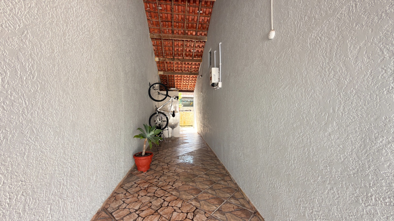 CASA À VENDA NO BAIRRO NOVA ITANHAÉM - LADO PRAIA - 400 METROS DO MAR - foto 2