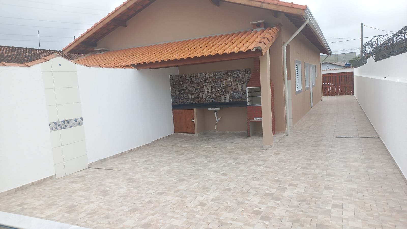CASA GEMINADA COM PISCINA - ITANHAÉM/SP - JD. JAMAICA (900 M DO MAR)