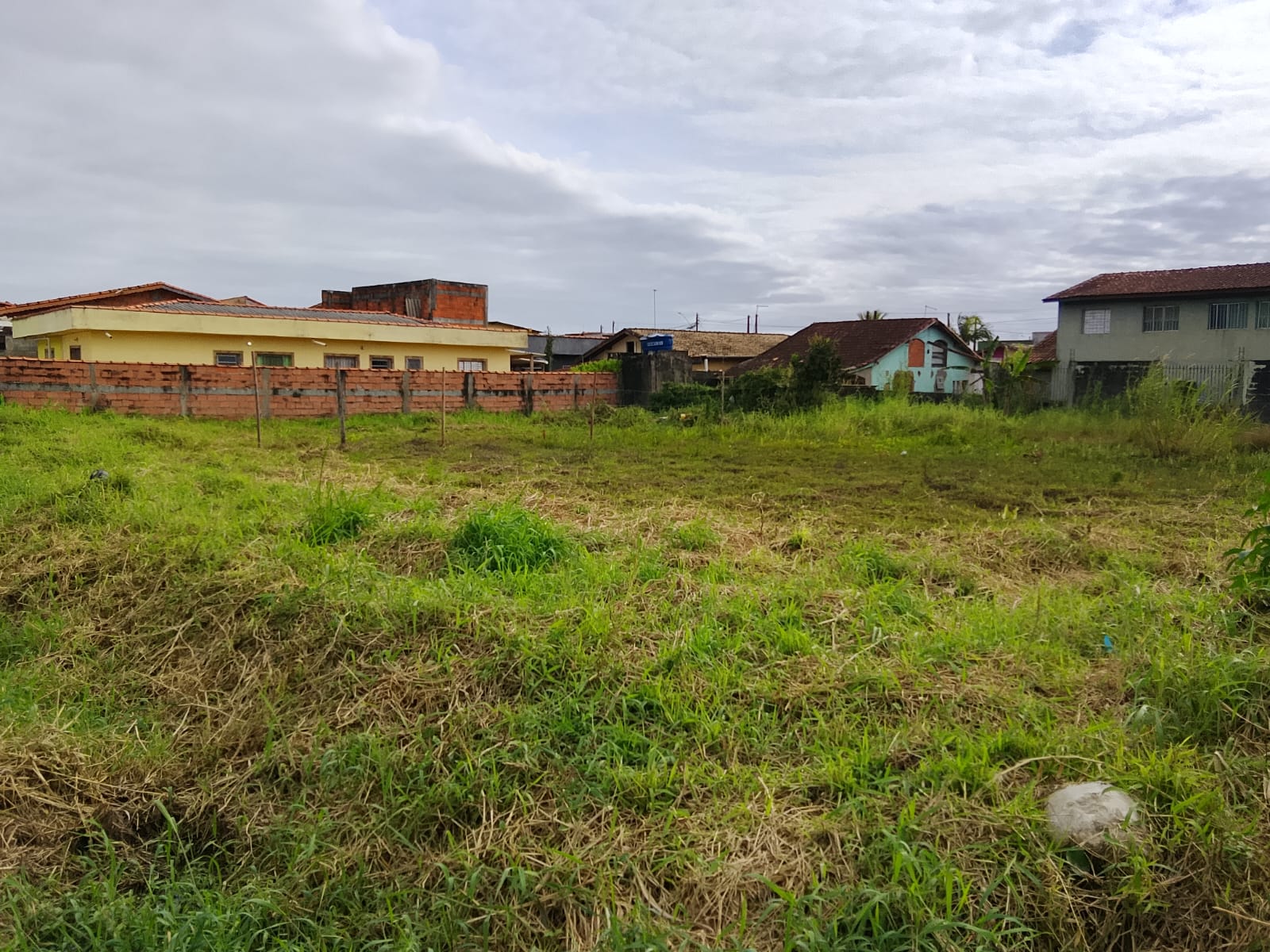 TERRENO COM LICENÇA AMBIENTAL - NO BALNEÁRIO TUPY - LADO PRAIA - 1.200 METROS DO MAR -  ITANHAÉM 